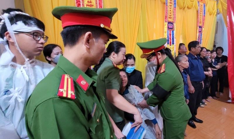 Nghẹn ngào tiễn biệt 4 cán bộ chiến sĩ công an xã hy sinh khi làm nhiệm vụ-6