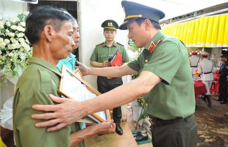 Nghẹn ngào tiễn biệt 4 cán bộ chiến sĩ công an xã hy sinh khi làm nhiệm vụ-7