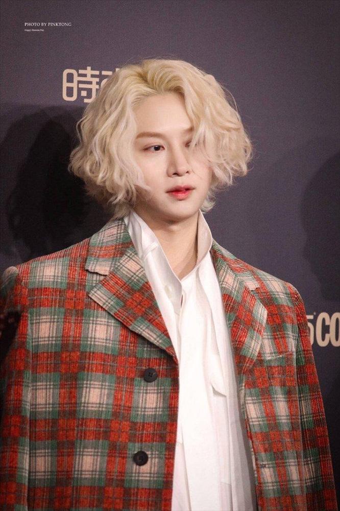 Kim Hee Chul nhóm Super Junior diện áo cờ đỏ sao vàng sang Việt Nam-1