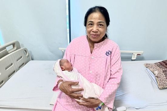 Từng có một con trai, một con gái vẫn quyết định sinh thêm con ở tuổi 60