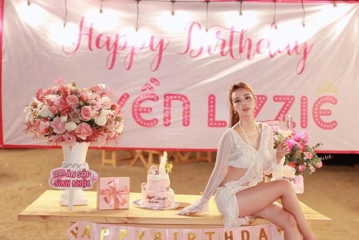 Quỳnh Nga, Quỳnh Kool gợi cảm dự tiệc sinh nhật Huyền Lizzie-1