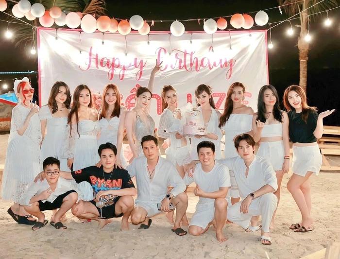 Quỳnh Nga, Quỳnh Kool gợi cảm dự tiệc sinh nhật Huyền Lizzie-2