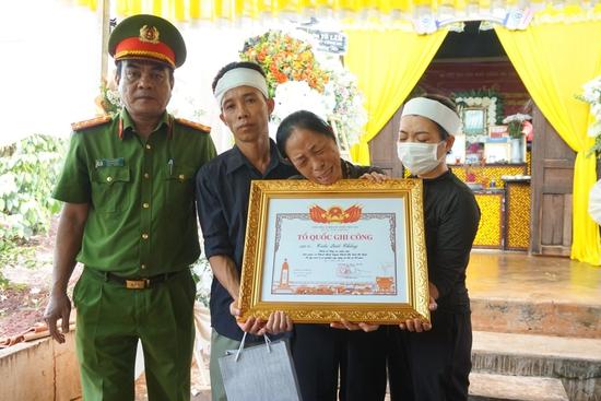 Mẹ liệt sĩ trong vụ tấn công ở Đắk Lắk: 'Con ơi, sao con đi mãi không về'