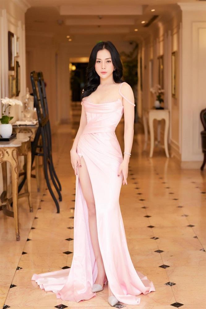 Nhìn bộ váy ngắn nhạy cảm của Phương Oanh Quỳnh Búp Bê mới thấy êkip  Việt nên học hỏi người Hàn ở khoản tinh tế
