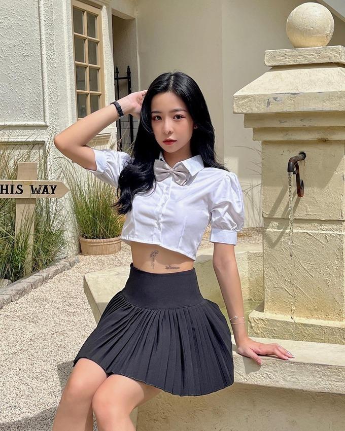 Bạn gái rapper B Ray có cuộc sống sang chảnh, thích khoe dáng nóng bỏng-6