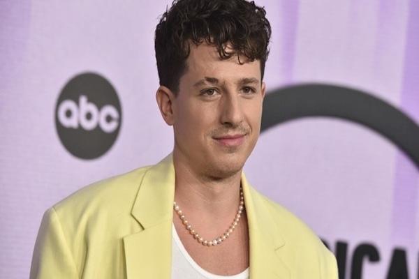 Charlie Puth kêu gọi khán giả ngừng ném đồ vào nghệ sĩ biểu diễn-2
