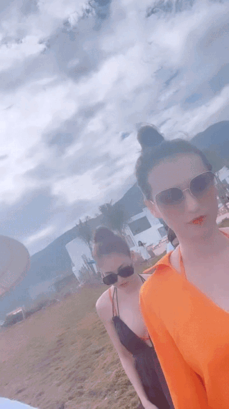 Bạn thân Mai Phương Thúy ở biệt thự 60 tỷ đi dạo trễ nải áo, cả facebook xin vía-2