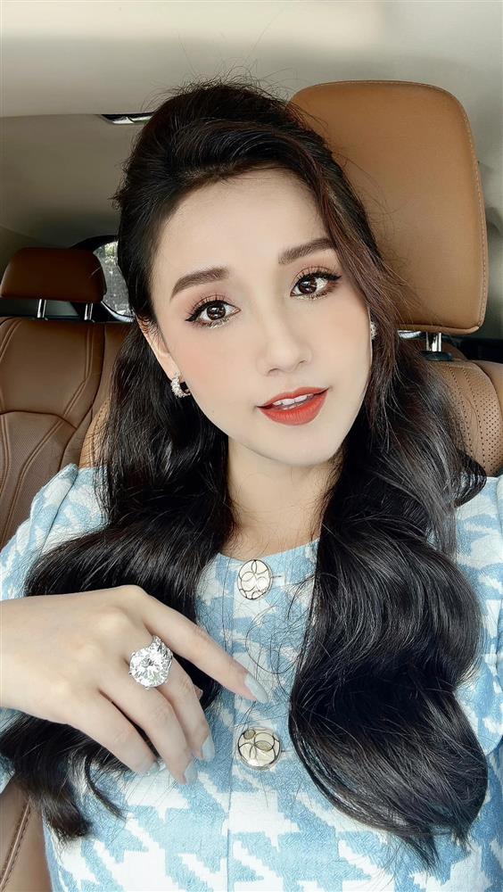 Bạn thân Mai Phương Thúy ở biệt thự 60 tỷ đi dạo trễ nải áo, cả facebook xin vía-5