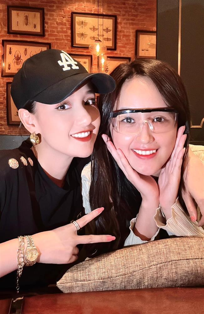Bạn thân Mai Phương Thúy ở biệt thự 60 tỷ đi dạo trễ nải áo, cả facebook xin vía-6