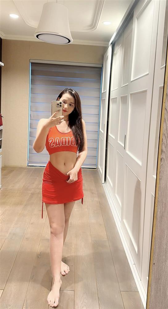 Bạn thân Mai Phương Thúy ở biệt thự 60 tỷ đi dạo trễ nải áo, cả facebook xin vía-7