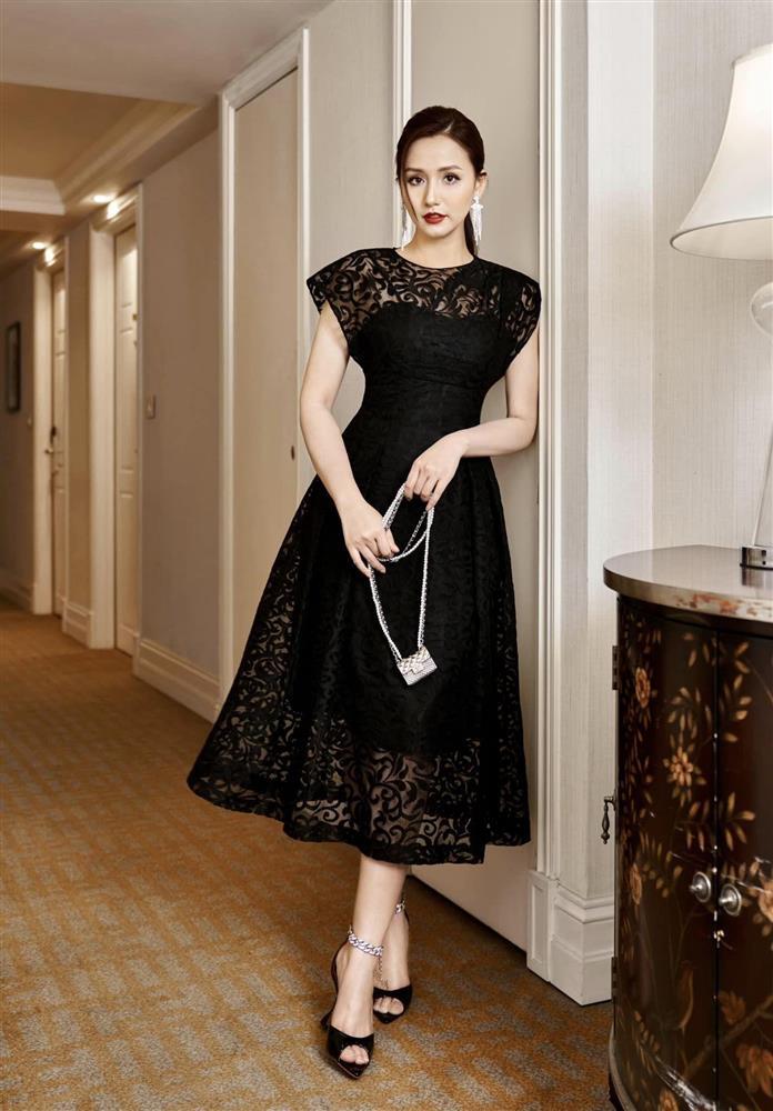 Bạn thân Mai Phương Thúy ở biệt thự 60 tỷ đi dạo trễ nải áo, cả facebook xin vía-10