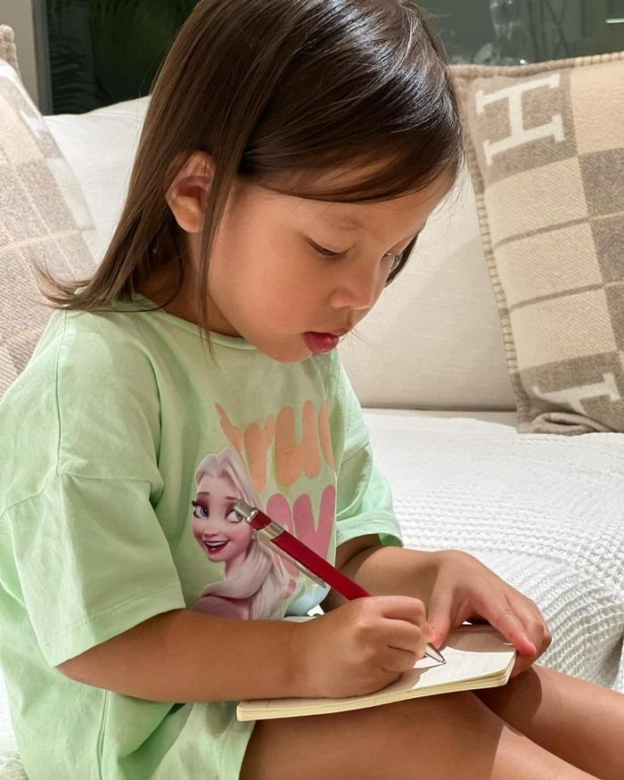 Hà Hồ - Kim Lý ghi điểm bởi một chi tiết khi chơi cùng nhóc tỳ song sinh-4