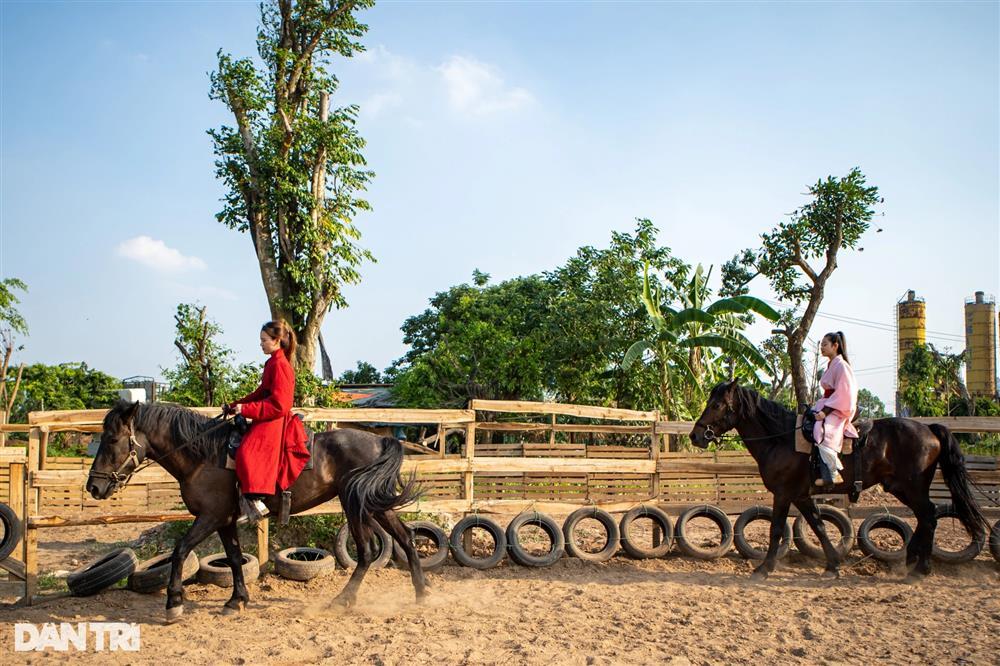 Người trẻ Hà Nội chi tiền triệu mặc cổ phục, học cưỡi ngựa, bắn cung-3