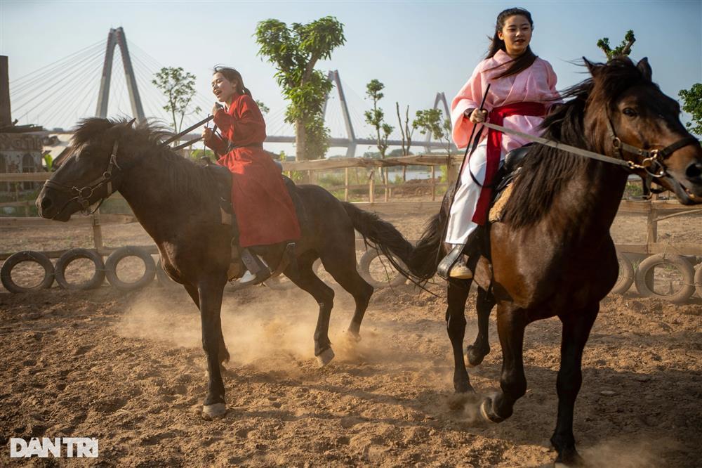 Người trẻ Hà Nội chi tiền triệu mặc cổ phục, học cưỡi ngựa, bắn cung-4