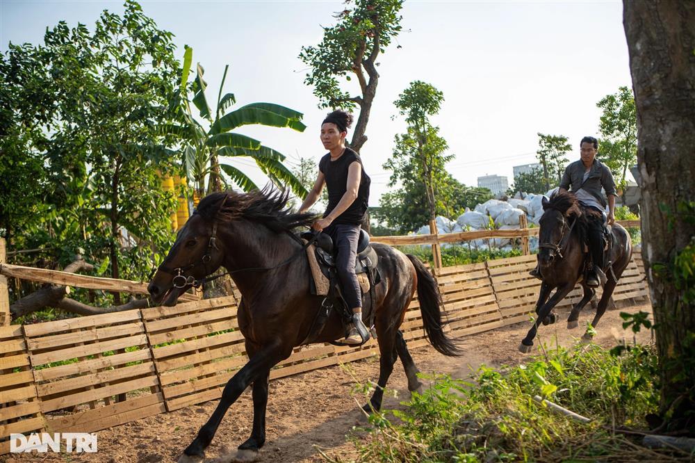Người trẻ Hà Nội chi tiền triệu mặc cổ phục, học cưỡi ngựa, bắn cung-5