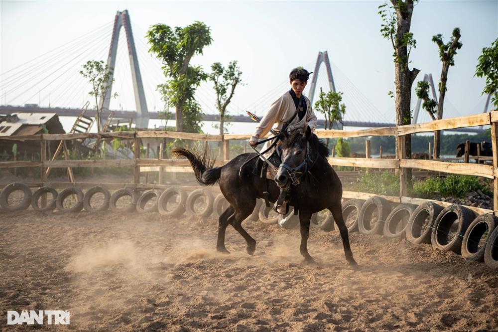 Người trẻ Hà Nội chi tiền triệu mặc cổ phục, học cưỡi ngựa, bắn cung-6