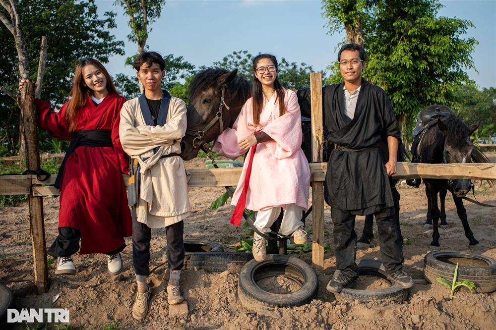 Người trẻ Hà Nội chi tiền triệu mặc cổ phục, học cưỡi ngựa, bắn cung-7