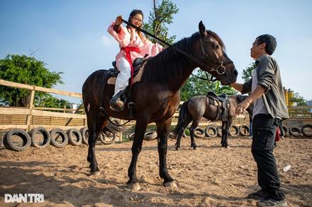 Người trẻ Hà Nội chi tiền triệu mặc cổ phục, học cưỡi ngựa, bắn cung