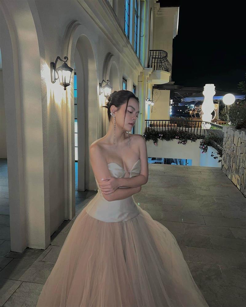 Phạm Quỳnh Anh sau sinh con với tình trẻ, mặc hở khoe nốt ruồi phú quý-1