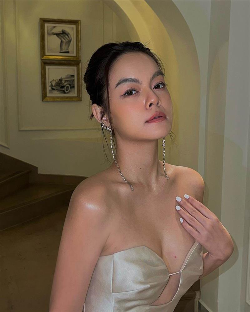 Phạm Quỳnh Anh sau sinh con với tình trẻ, mặc hở khoe nốt ruồi phú quý-3