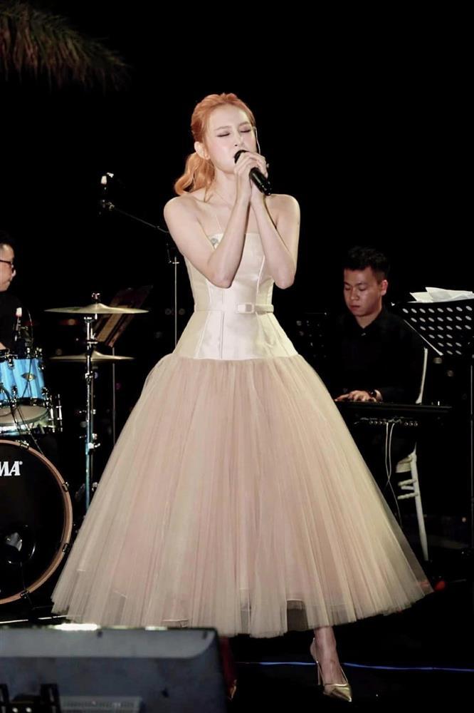 Phạm Quỳnh Anh sau sinh con với tình trẻ, mặc hở khoe nốt ruồi phú quý-6