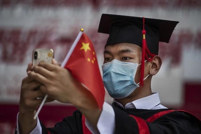 Nghề độc lạ của giới trẻ Trung Quốc: Bán rong kiến thức trên vỉa hè-2
