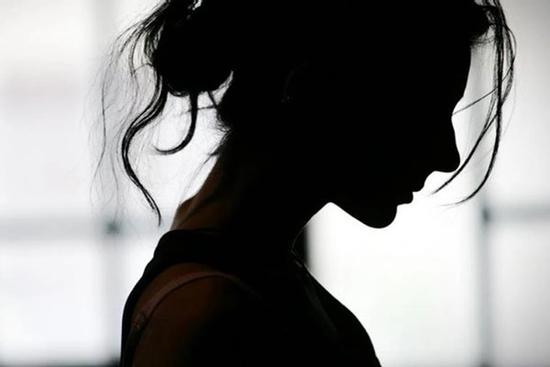 Cô gái bỏ hết để sống thử và bí mật hãi hùng về 'soái ca' biến thái