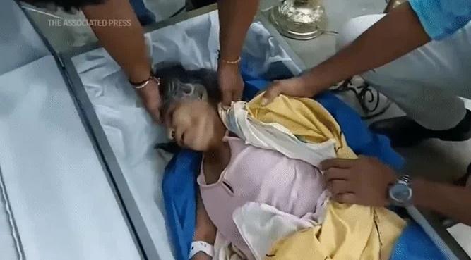 Cụ bà bất ngờ tỉnh dậy, đòi mở nắp quan tài trong lễ tang của chính mình-2