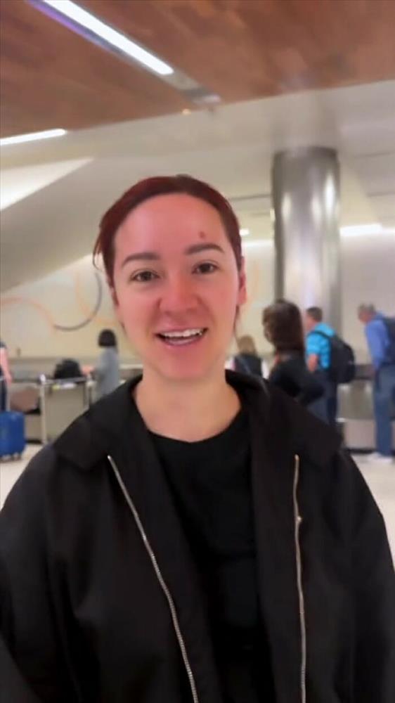 Cô gái gặp sự cố ở sân bay vì ảnh hộ chiếu quá xinh, khác xa thực tế-2