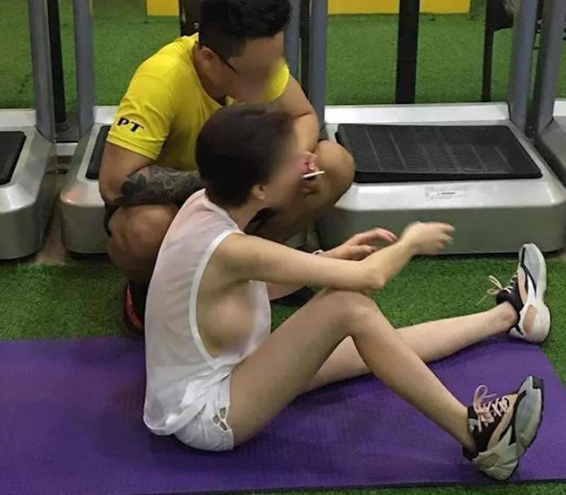 Đáng sợ mùa áo mát nách lên ngôi, không mặc áo ngực là hớ hênh-12