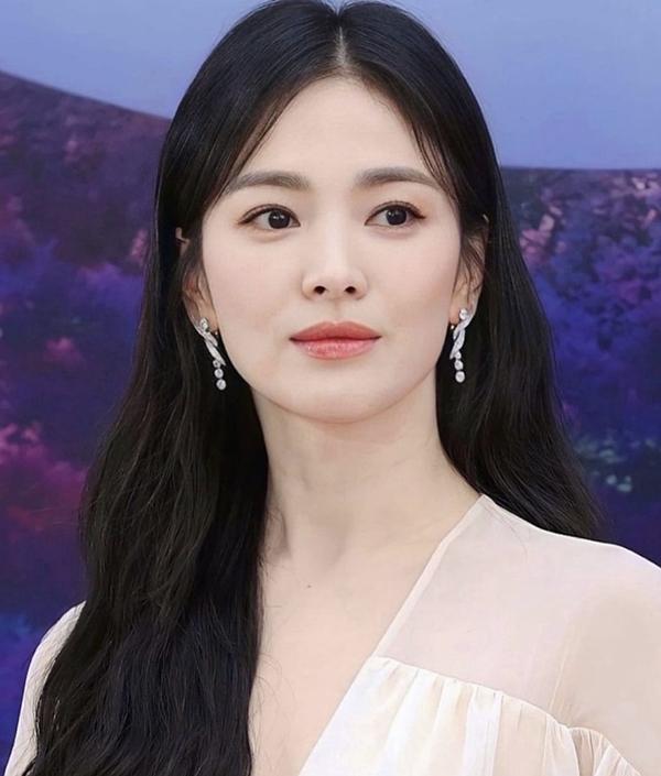 Song Hye Kyo nửa đầu 2023: Xuất hiện tinh tế, không lép vế khi đọ sắc hậu bối-3