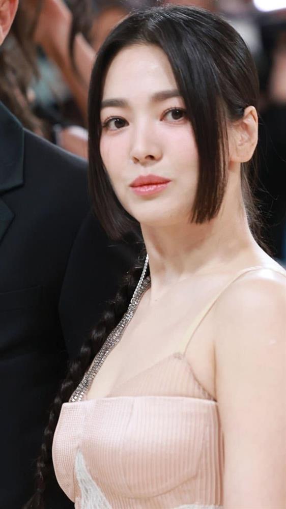 Song Hye Kyo nửa đầu 2023: Xuất hiện tinh tế, không lép vế khi đọ sắc hậu bối-5