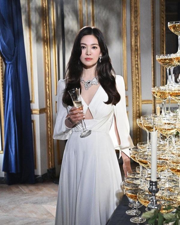 Song Hye Kyo nửa đầu 2023: Xuất hiện tinh tế, không lép vế khi đọ sắc hậu bối-7