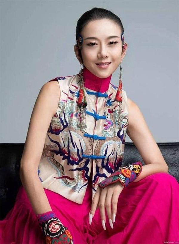 Người đứng đằng sau điệu múa bị công kích quá gợi dục là ai?-9