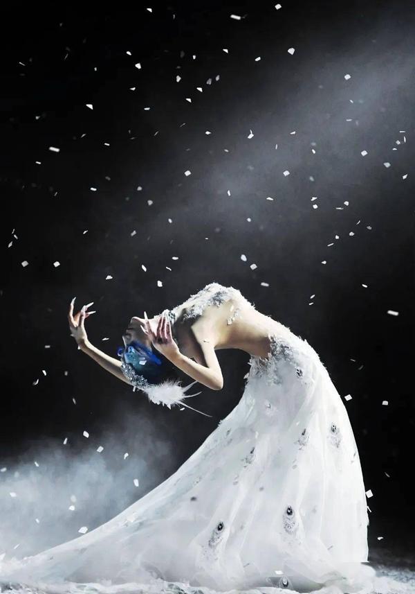 Người đứng đằng sau điệu múa bị công kích quá gợi dục là ai?-4