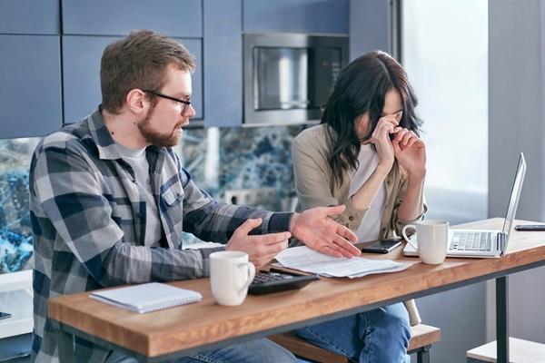 Phát hiện vợ ngoại tình với bạn thân nhờ chú chó hung dữ-1