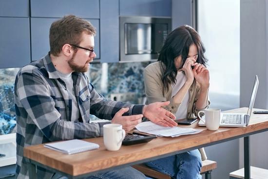 Phát hiện vợ ngoại tình với bạn thân nhờ chú chó hung dữ