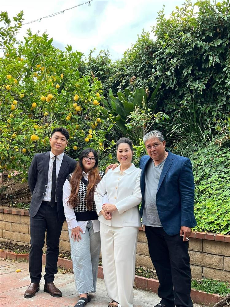 Gái út gây sốt từ nhỏ của NSND Hồng Vân giờ lớn nhiều thay đổi, to cao ngang mẹ-14