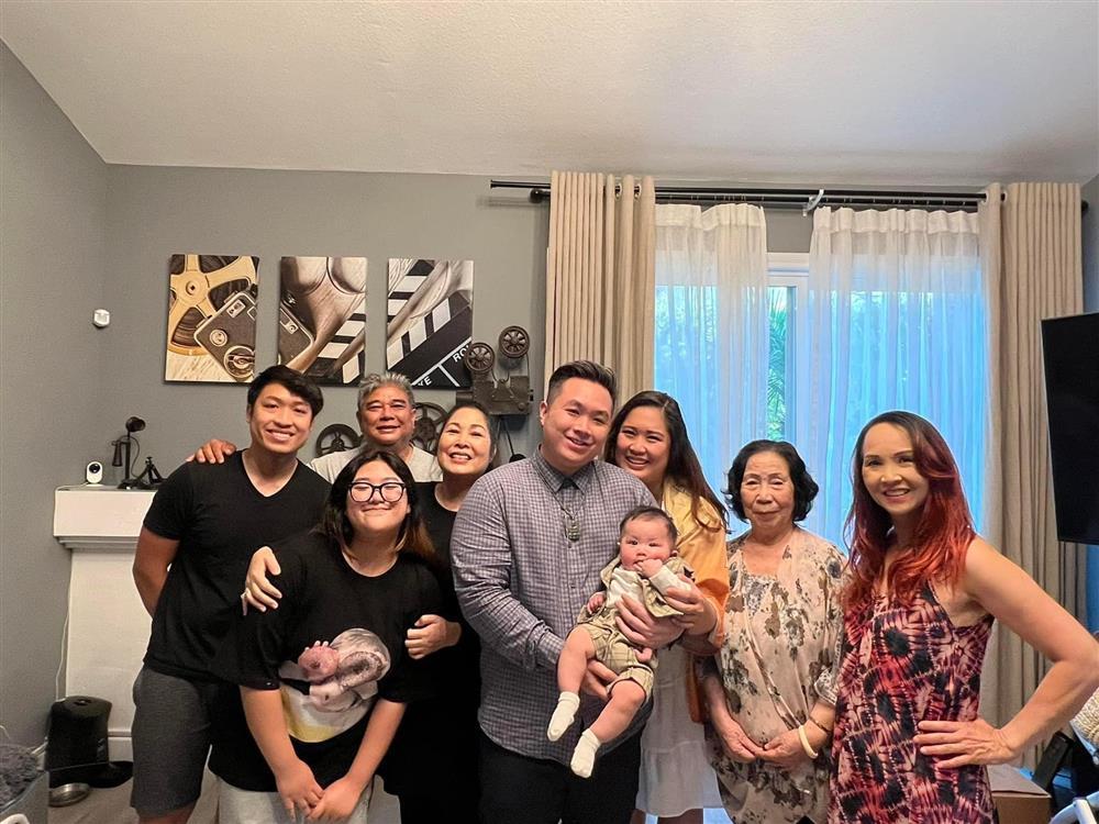 Gái út gây sốt từ nhỏ của NSND Hồng Vân giờ lớn nhiều thay đổi, to cao ngang mẹ-12