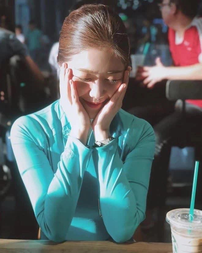 Nữ tiếp viên trưởng gia thế hoàng tộc, U40 mặc bikini không phô phang mà sang đẹp-1