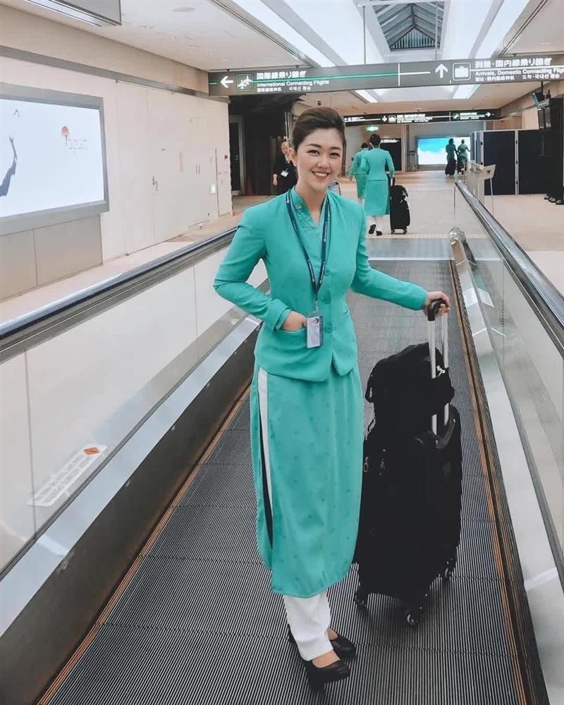 Nữ tiếp viên trưởng gia thế hoàng tộc, U40 mặc bikini không phô phang mà sang đẹp-2