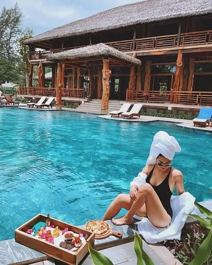 Nữ tiếp viên trưởng gia thế hoàng tộc, U40 mặc bikini không phô phang mà sang đẹp-6