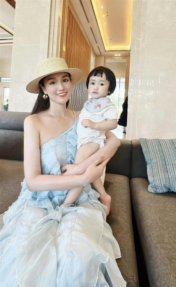 Nghi vấn Lã Thanh Huyền công bố con gái thứ 2-3