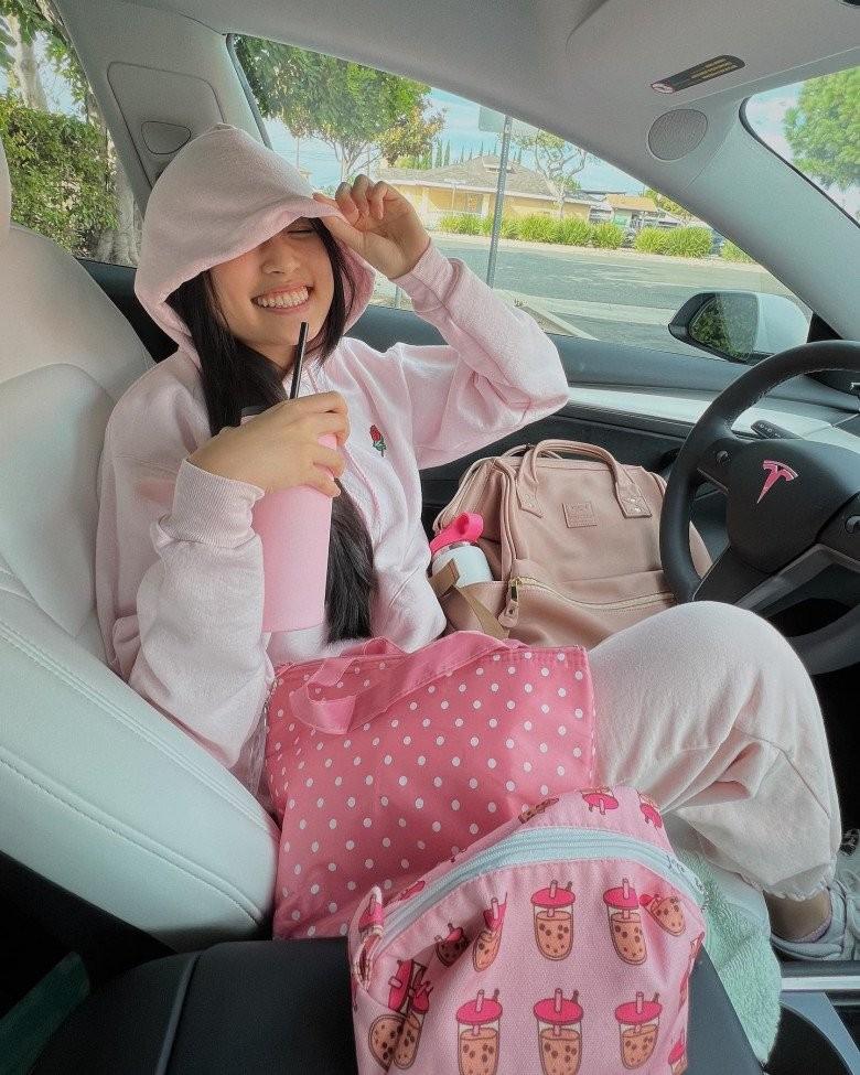 Jenny Huỳnh vừa tốt nghiệp cấp 3 liền mặc phóng khoáng, gạt nhẹ nét tinh khôi-4