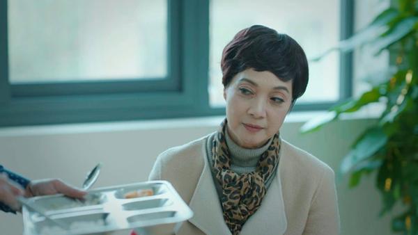 Khán giả ngám ngẩm nóng nực, cắt điện mà mặc áo cổ lọ của 2 phim giờ vàng VTV-10