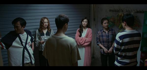 Khán giả ngám ngẩm nóng nực, cắt điện mà mặc áo cổ lọ của 2 phim giờ vàng VTV-14