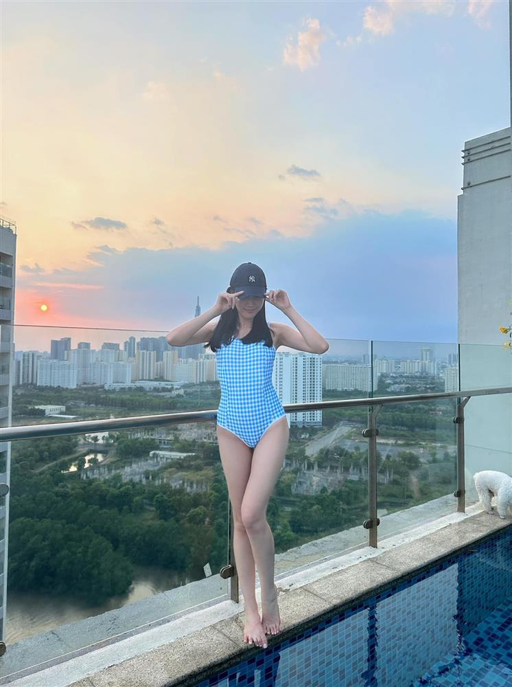 Á hậu Phương Anh chăm mặc gợi cảm sau khi bạn trai học tiến sĩ cầu hôn-7