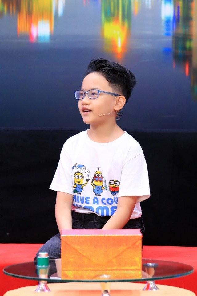 Cậu bé khiến MC VTV phải bán nhà chữa bệnh lớn lên khôi ngô, góp mặt nhiều show truyền hình-11