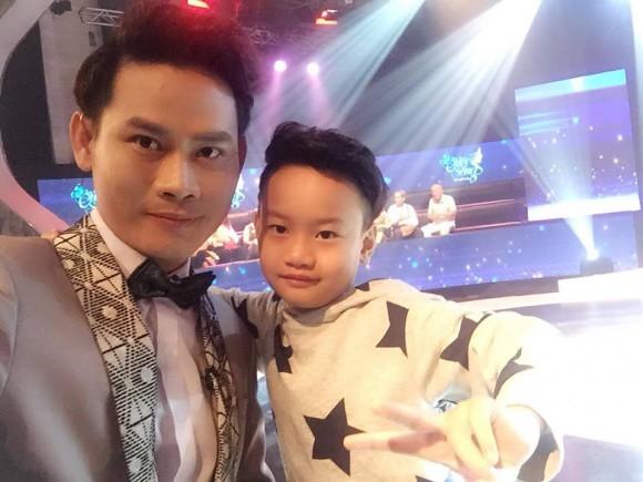 Cậu bé khiến MC VTV phải bán nhà chữa bệnh lớn lên khôi ngô, góp mặt nhiều show truyền hình-12