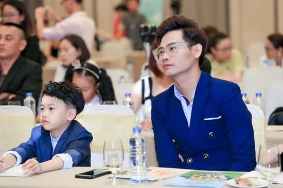 Cậu bé khiến MC VTV phải bán nhà chữa bệnh lớn lên khôi ngô, góp mặt nhiều show truyền hình-4